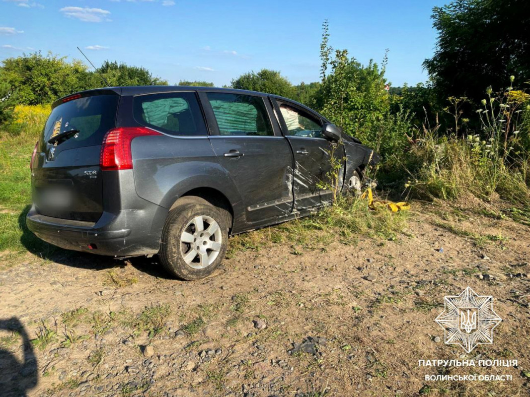 У Луцькому районі авто на величезній швидкості влетіло у стовб