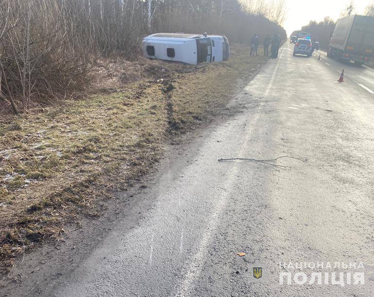 На Волині мікроавтобус з 8 пасажирами злетів у кювет: є постраждала. Оновлено