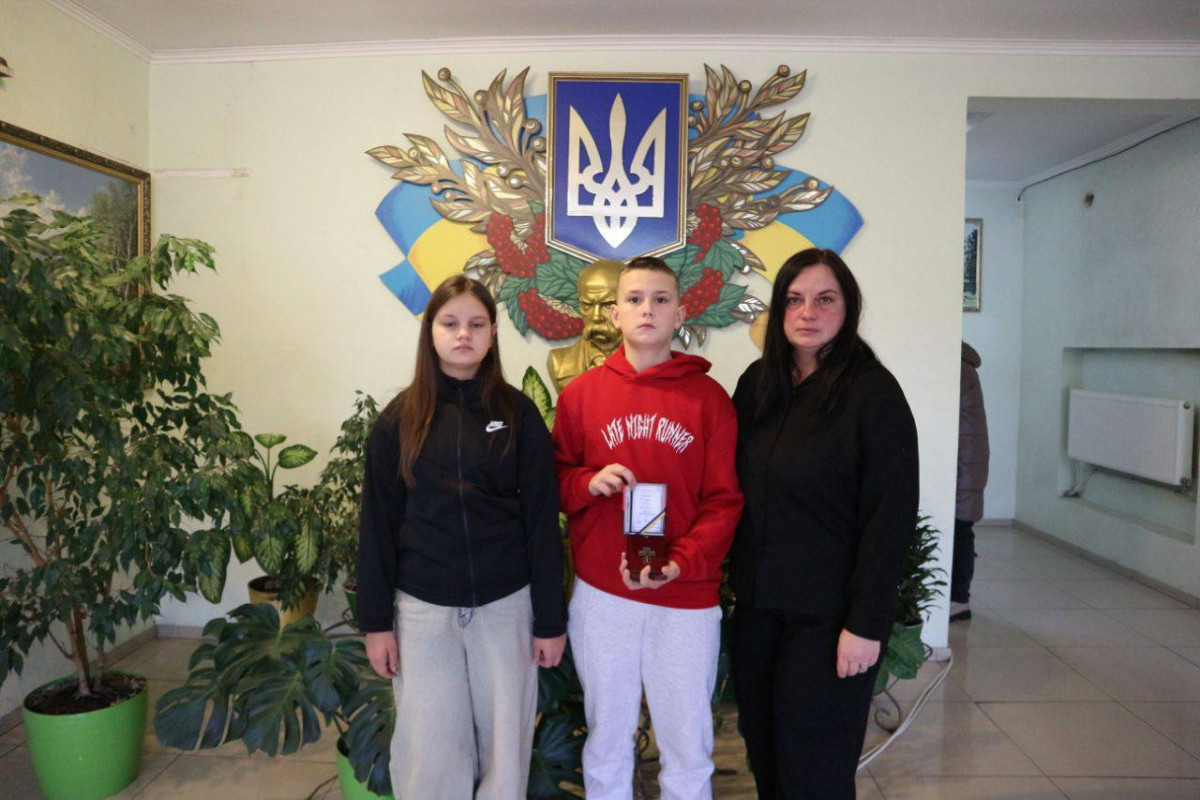 Був «очима» та «крилами», що нищили ворога: рідним Героя з Волині вручили державну нагороду