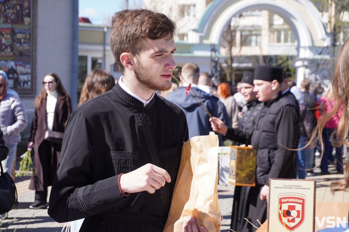 Сотні вірян прийшли освячувати вербу у головний собор Луцька. Фоторепортаж