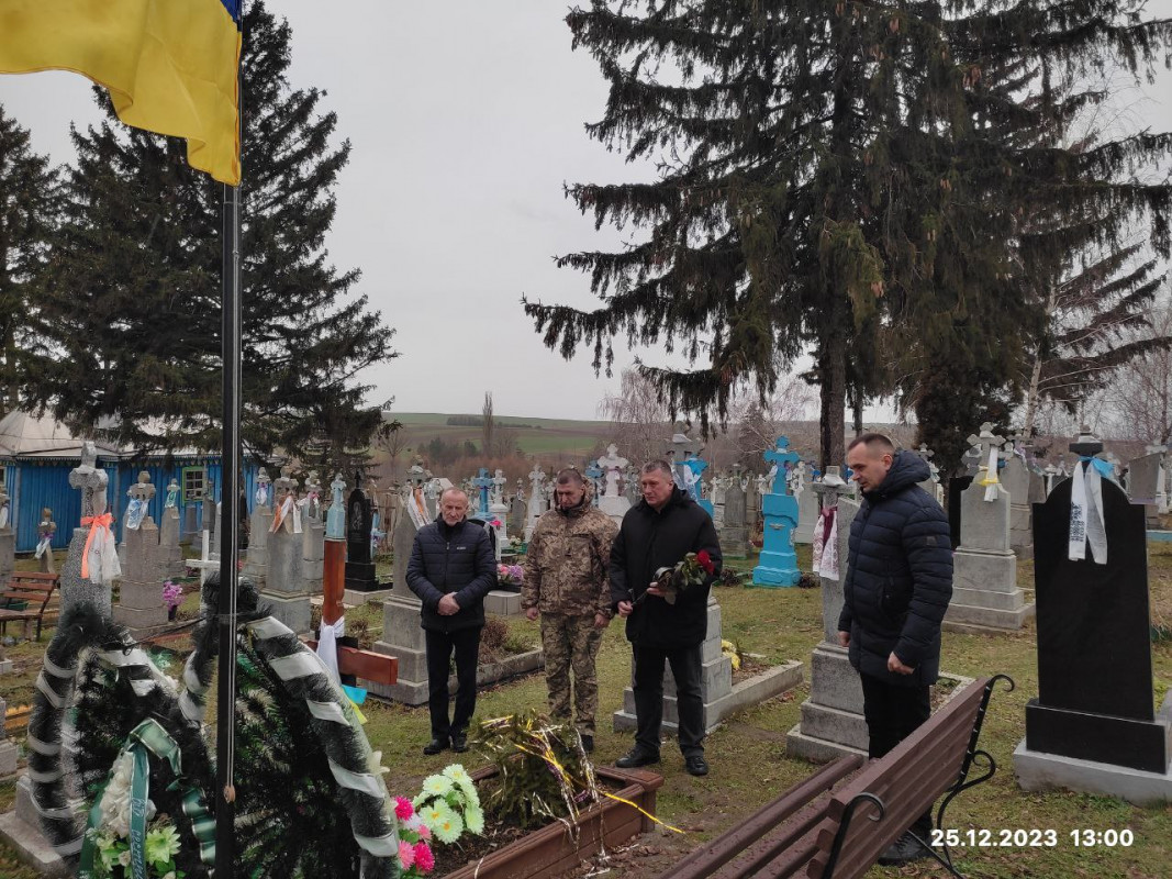 Героїчно загинув на Херсонщині: у свято Різдва рідним воїна з Волині вручили його орден. Фото