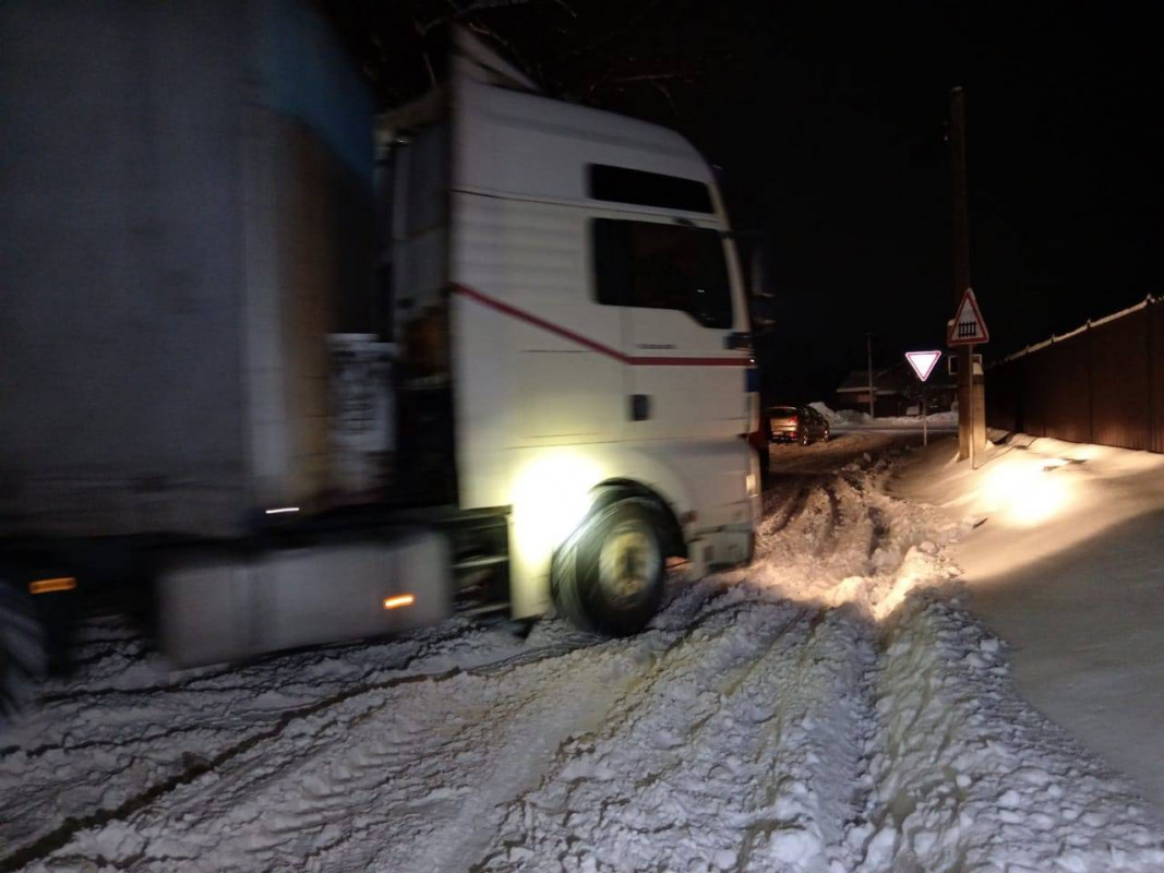 Негода на Волині: вантажівка перекрила рух на автошляху