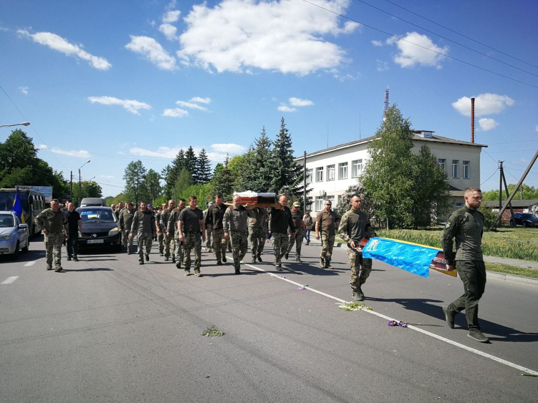 «Світла людина, яка залишиться у нашій пам'яті»: на Волинь «на щиті» привезли тіло Героя Сергія Дмитрука