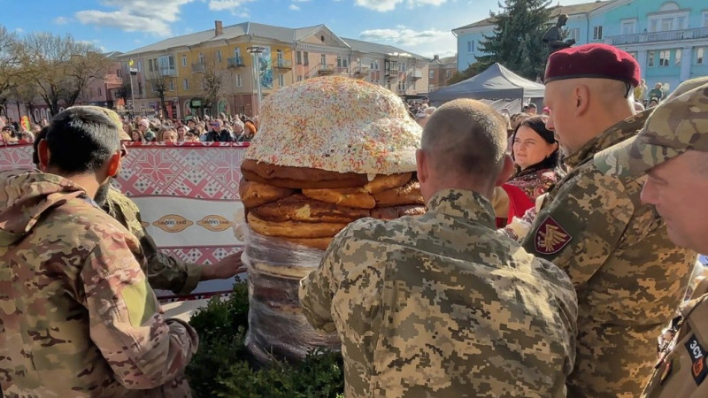 На Волині до Великодня спекли гігантську 200-кілограмову паску