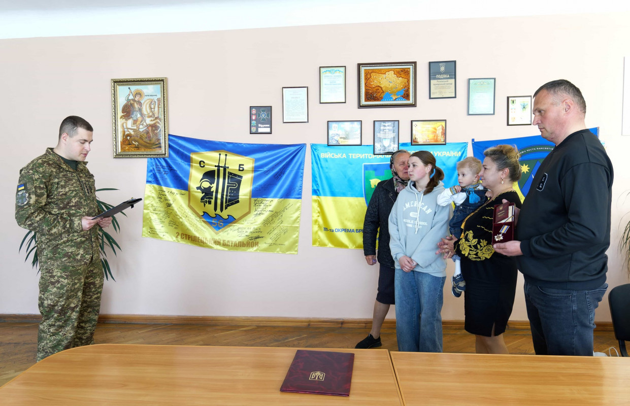 Зробив пропозицію коханій, але не встиг одружитися: рідним 23-річного Героя з Волині вручили його посмертну нагороду