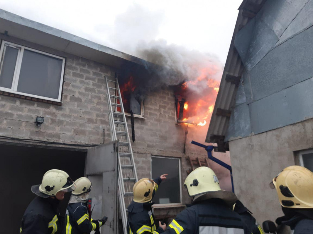 Працювало 18 рятувальників: у Луцьку сталася пожежа в гаражному секторі