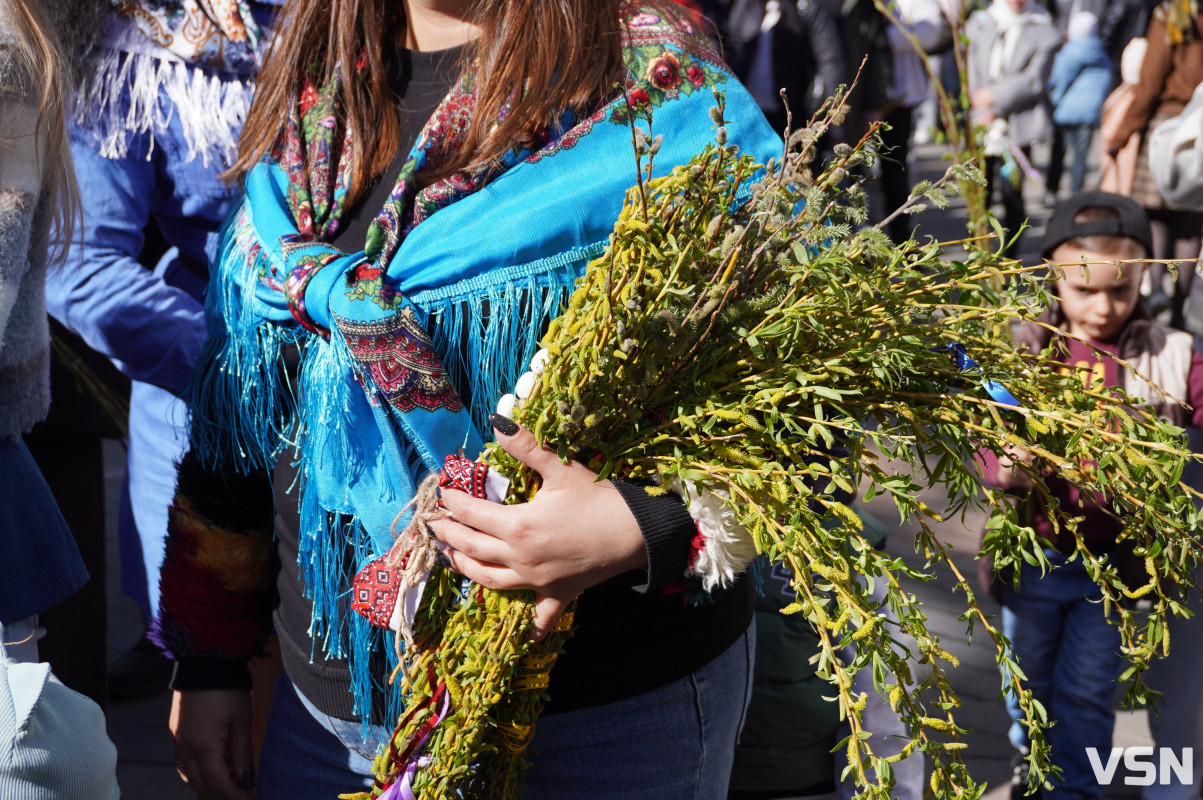 Сотні вірян прийшли освячувати вербу у головний собор Луцька. Фоторепортаж