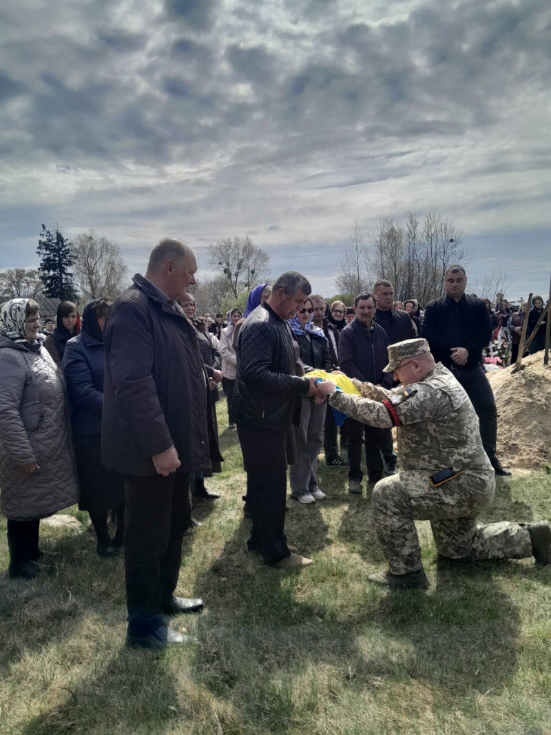 Місяць не дожив до 56-го дня народження: на Волині провели в останню дорогу воїна Василя Чміля