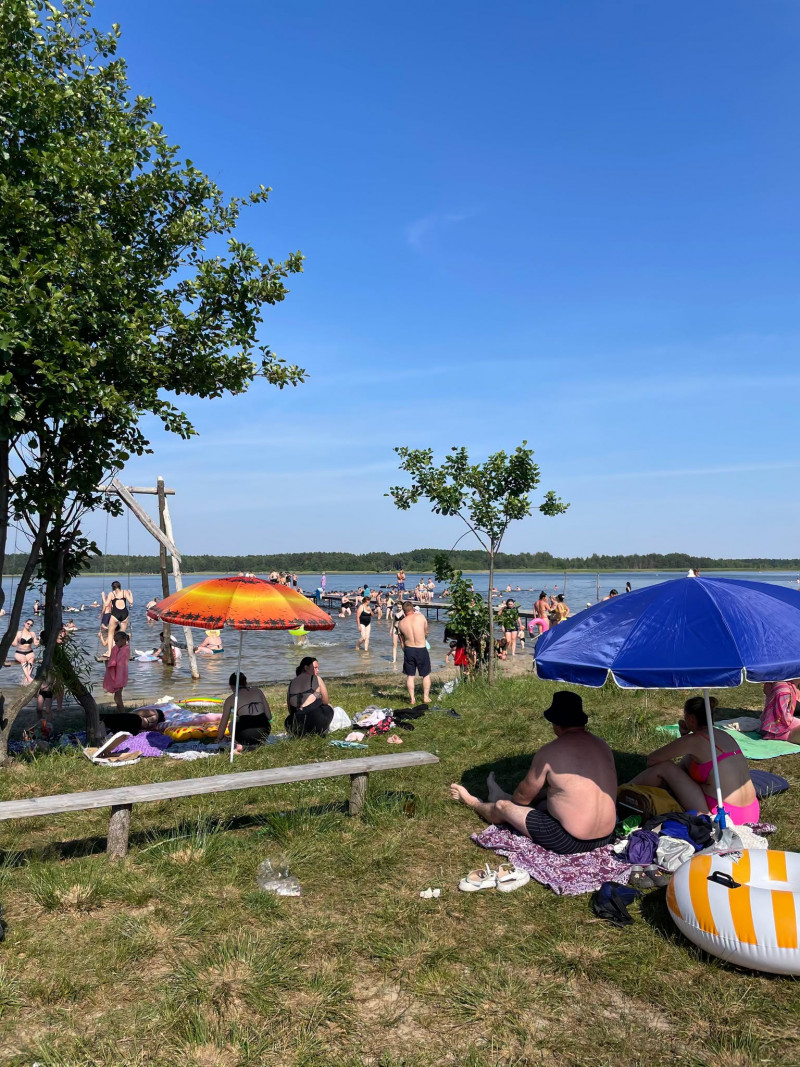 Спека жене людей до води: озеро Радожичі на Волині заполонили відпочивальники