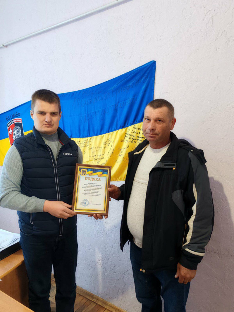 Тато й син пліч-о-пліч захищають країну: батькам капітана з Волині вручили нагороду