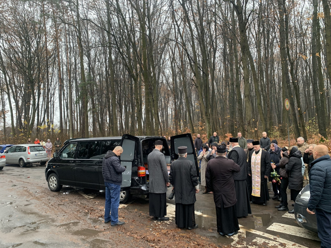 Осиротіли діти, овдовіла молода дружина: на Волині попрощалися з Героєм Володимиром Кравчуком