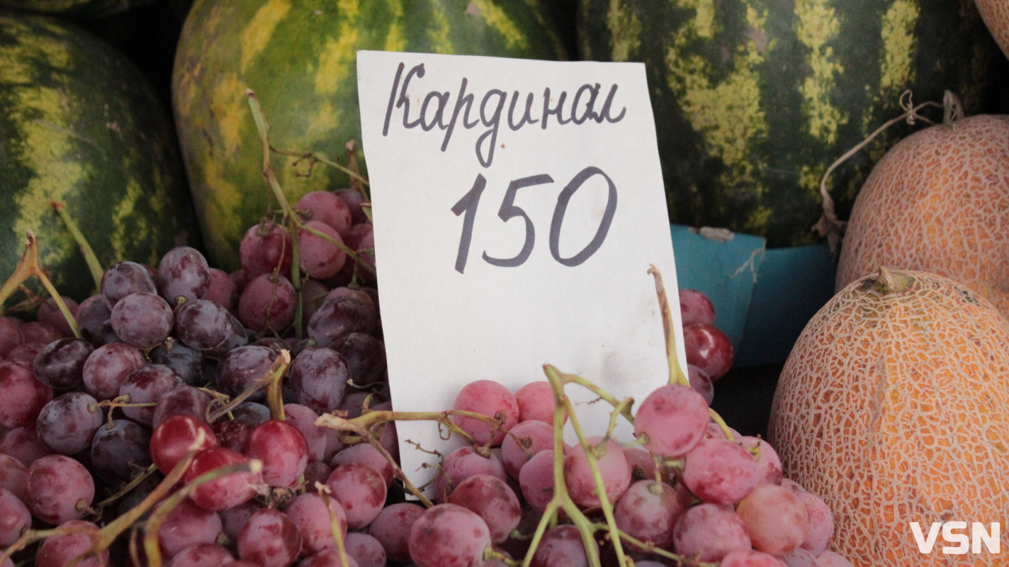 Скільки на ринку у Луцьку коштують хурма, виноград та мандарини?