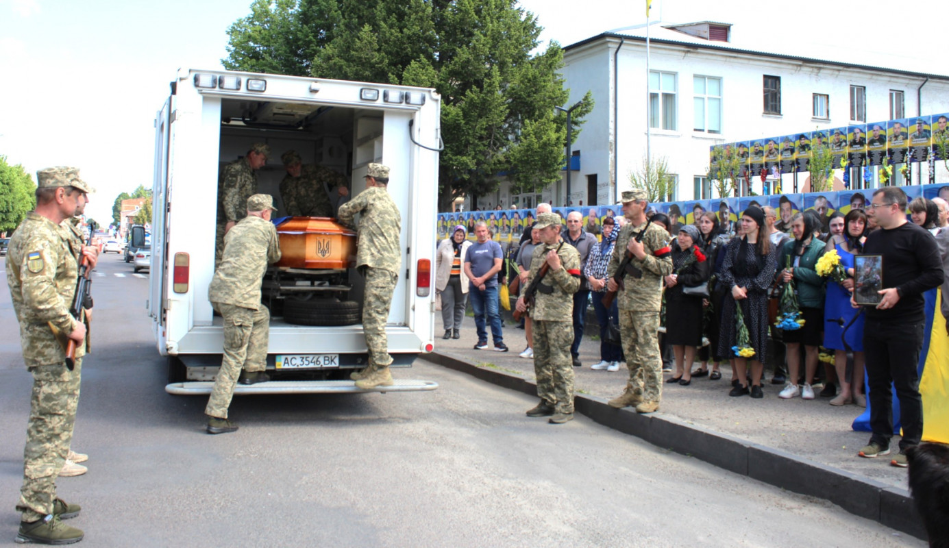 Рік і три місяці вважався зниклим безвісти: на Волині в останню земну путь провели Героя Павла Герасимчука