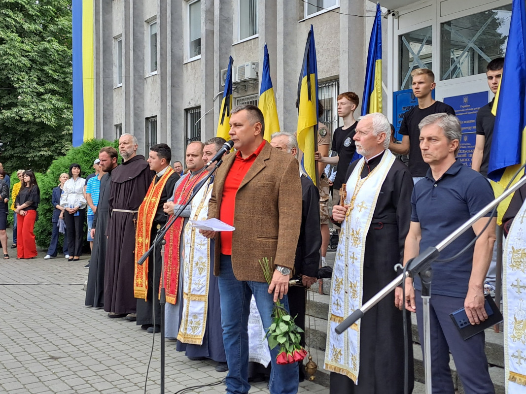 «Мамуль, не переживай, у медиків найменше шансів загинути на війні»: на Волині попрощались з Героєм Віталієм Кухарчуком