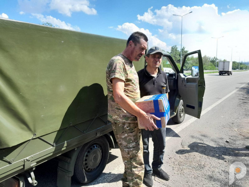 Волонтери з Рожища доставили захисникам автівки та передачі