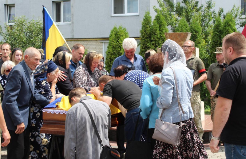 На кладовищі розділили весільний хліб: у громаді на Волині прощалися з молодим Героєм, який загинув на фронті