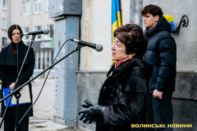 «Він ніколи не думав про себе й не скаржився»: у Луцьку відкрили меморіальну дошку на честь бойового медика Романа Ткача