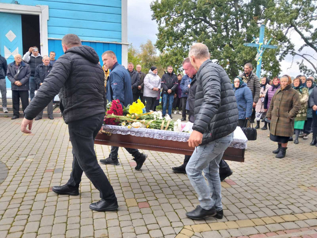 Життя обірвалось внаслідок важких поранень: на Волині попрощались з Героєм Володимиром Андрійчуком