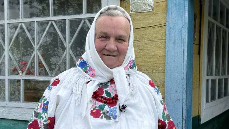 67-річна волинянка зберігає вишиваний костюм, що отримала у спадок від матері