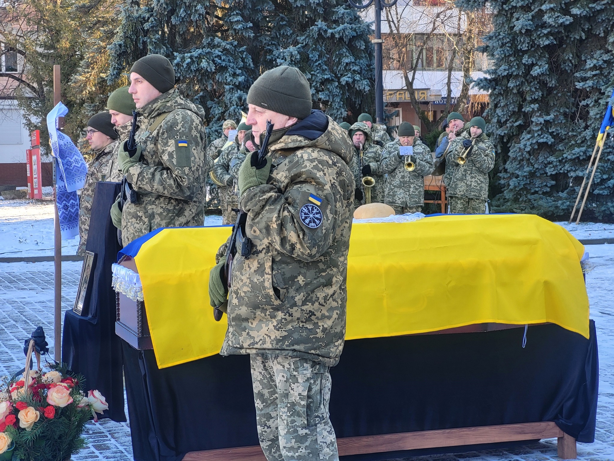 Загибель підтвердила ДНК-експертиза майже через 14 місяців: на Волині поховали Героя Романа Ющенка