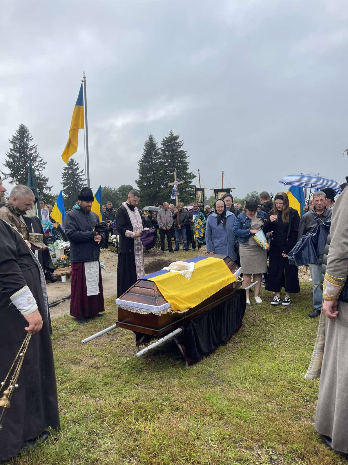 Загинув у бою на Донеччині: на Волині попрощалися з Героєм Віктором Копетюком