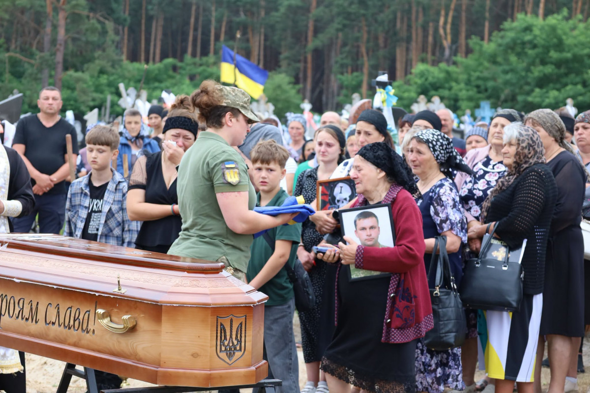 Тривалий час вважався зниклим безвісти: на Волині в останню земну дорогу провели захисника Андрія Стернічука