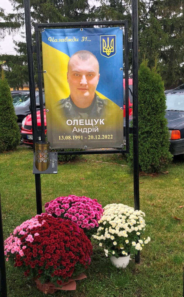 Учитель, який загинув за Україну: батькам Героя з Волині вручили його посмертну нагороду