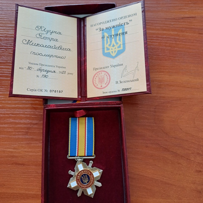 Минув рік, як поховали: рідним волинського захисника вручили посмертну нагороду Героя