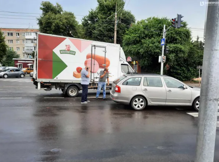 У Луцьку трапилася аварія за участі «ковбасної» вантажівки