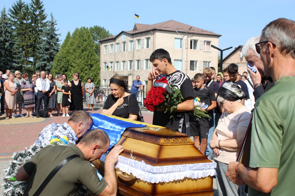 Весільний коровай розділили на цвинтарі: на Волині попрощались із Героєм Едуардом Вовчуком