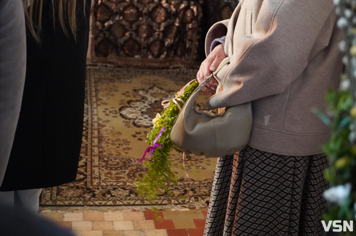 Сотні вірян прийшли освячувати вербу у головний собор Луцька. Фоторепортаж