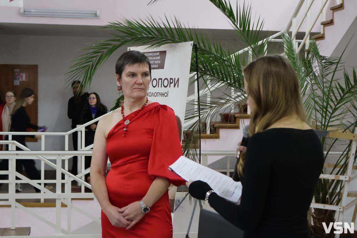 «Намальована надія»: ветеранка війни з Луцька презентувала колекцію суконь