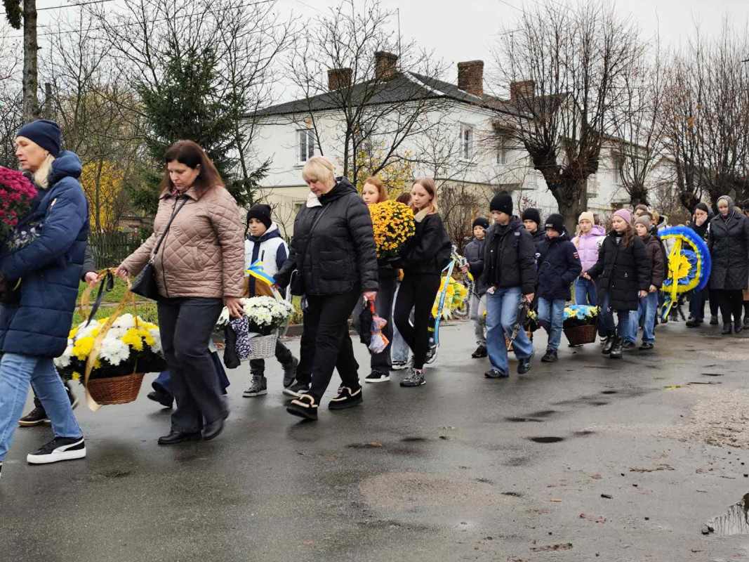 Осиротіли діти, овдовіла молода дружина: на Волині попрощалися з Героєм Володимиром Кравчуком
