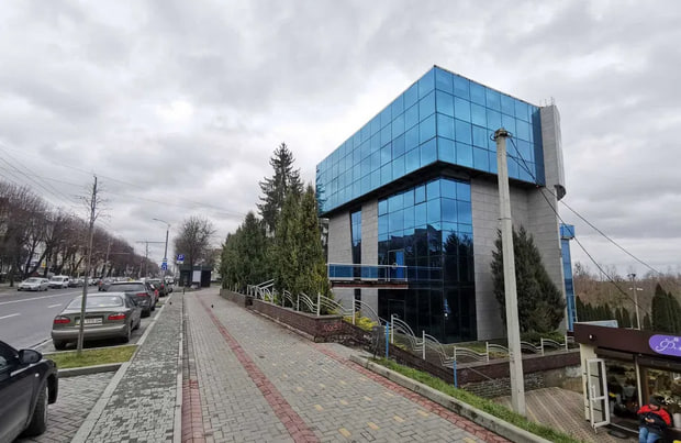 Ціна «кусається»: у центрі Луцька продають п’ятиповерхову будівлю