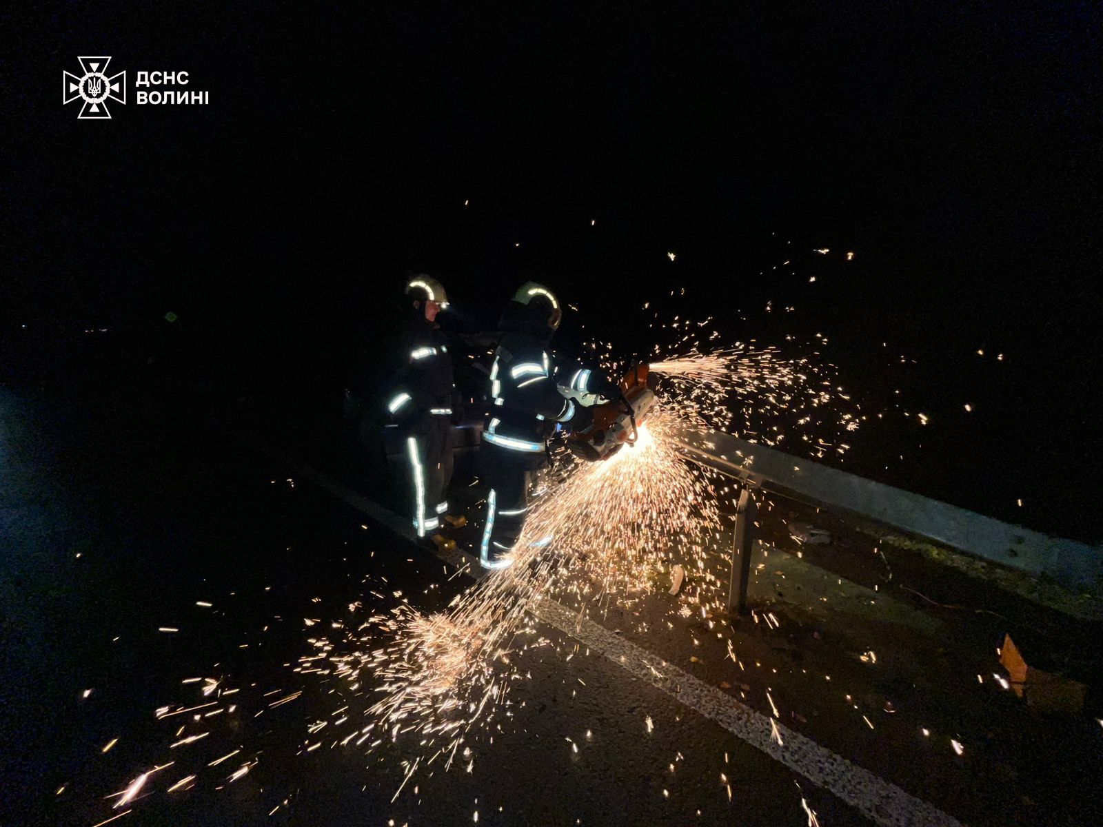 Дивом ніхто не постраждав: у селищі на Волині легковик на швидкості влетів у відбійник