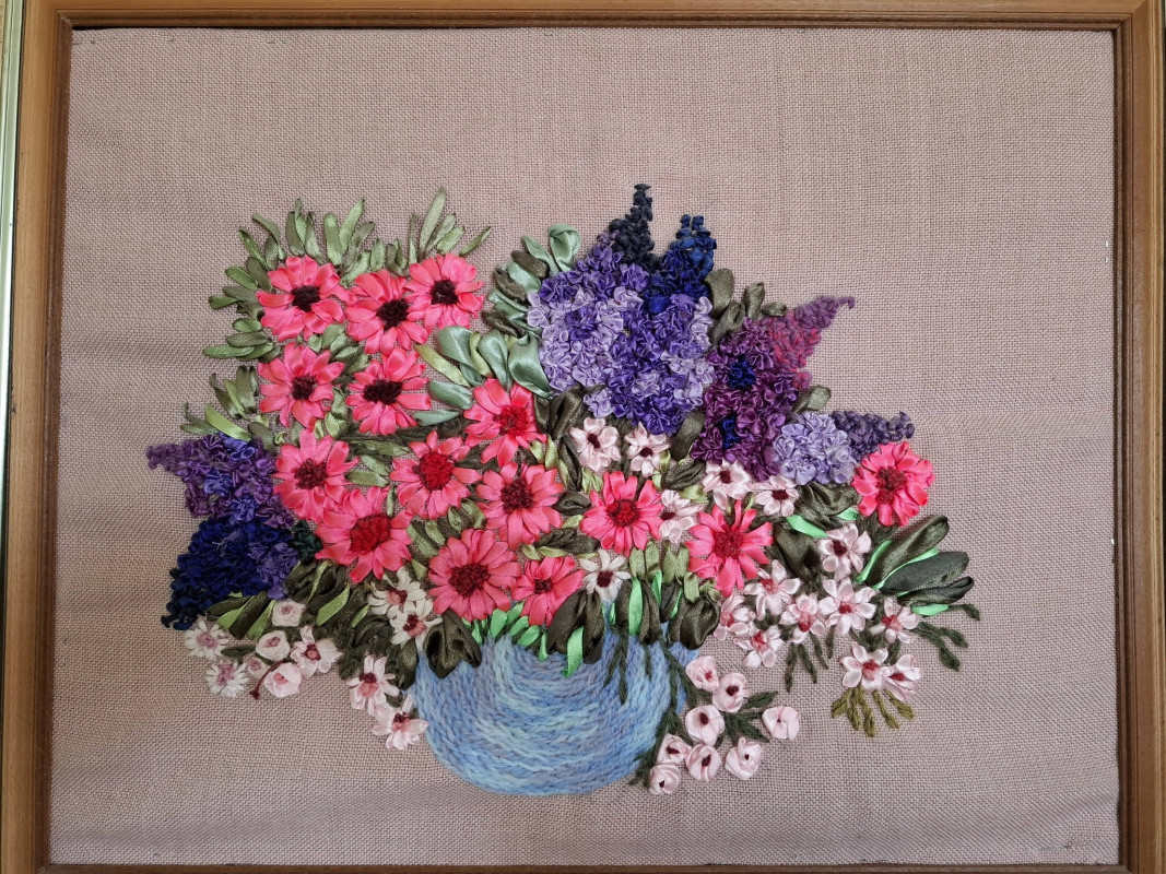 Пів століття присвятила медицині, а все життя — творчості: історія волинської вишивальниці