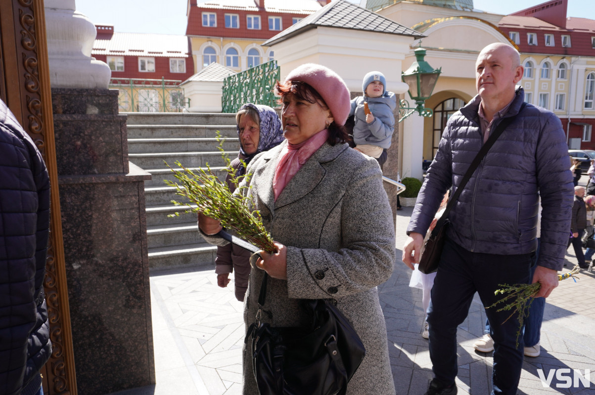 Сотні вірян прийшли освячувати вербу у головний собор Луцька. Фоторепортаж
