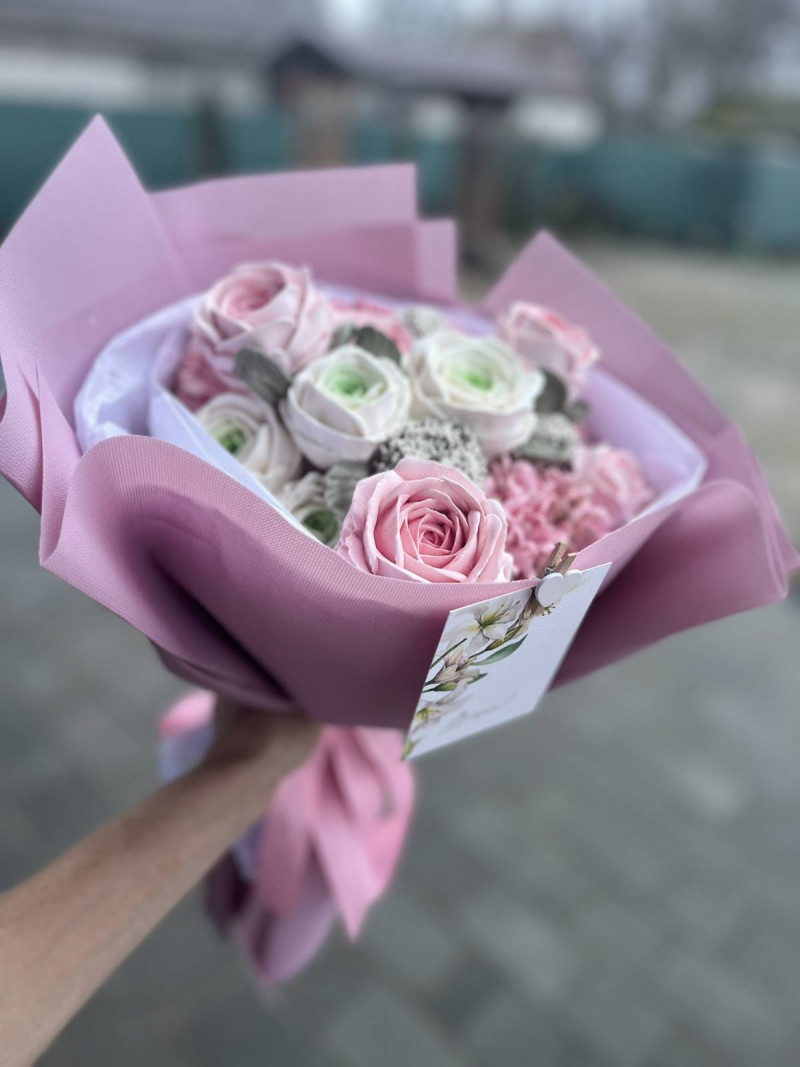 Захоплення переросло у власну справу: вчителька з Волині створює букети із зефіру