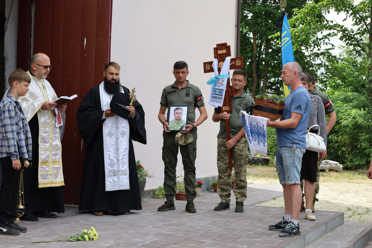 Тривалий час вважався зниклим безвісти: на Волині в останню земну дорогу провели захисника Андрія Стернічука