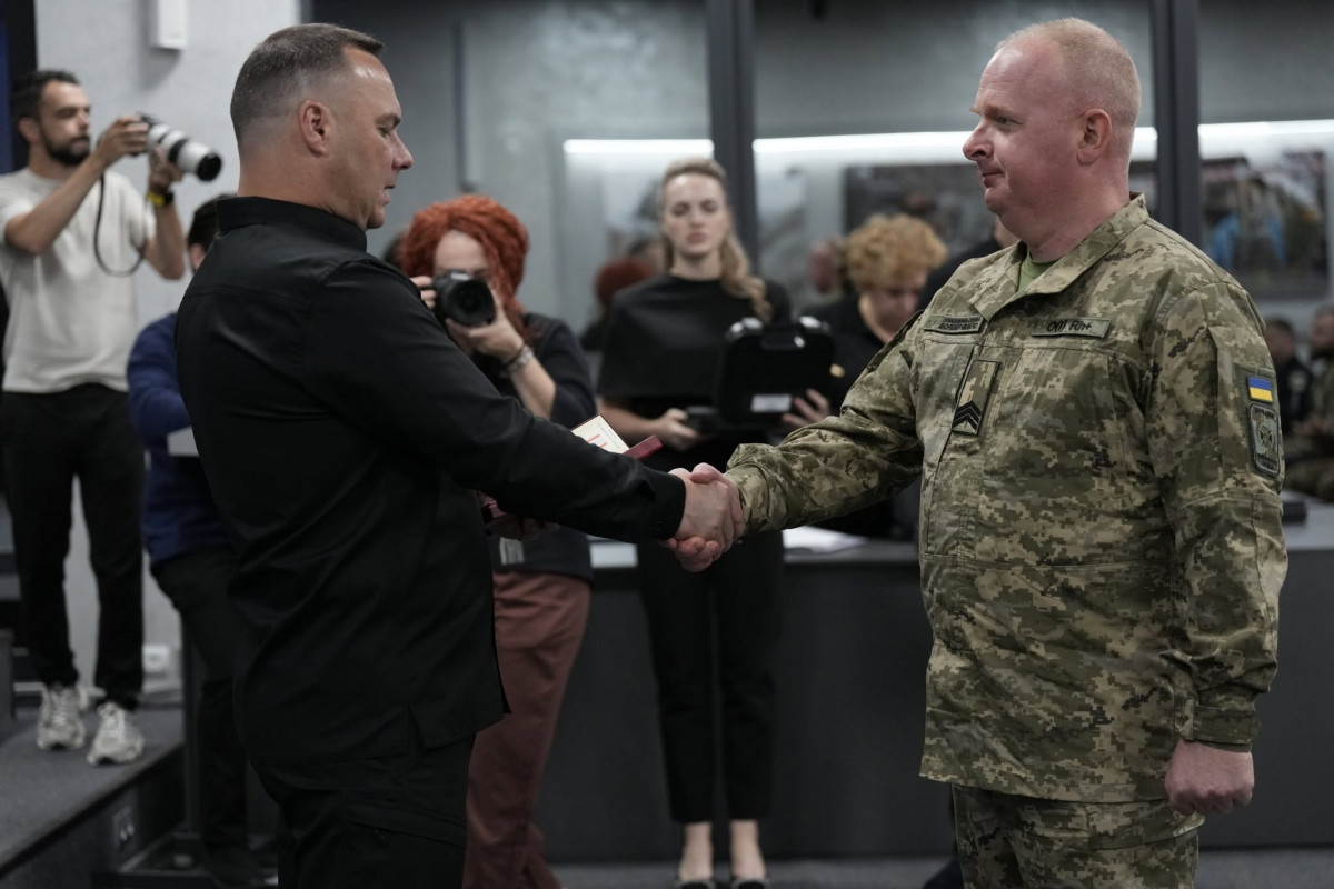 Під обстрілами рятували життя побратимів: бойові медики з Волині отримали державні нагороди