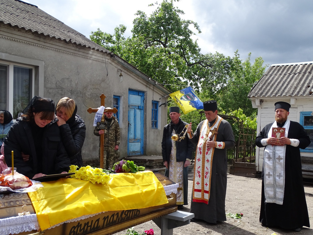 «Вивозив з поля бою поранених, рятував життя, повертав тіла загиблих»: на Волині сотні людей провели в останню дорогу Героя Володимира Кміна
