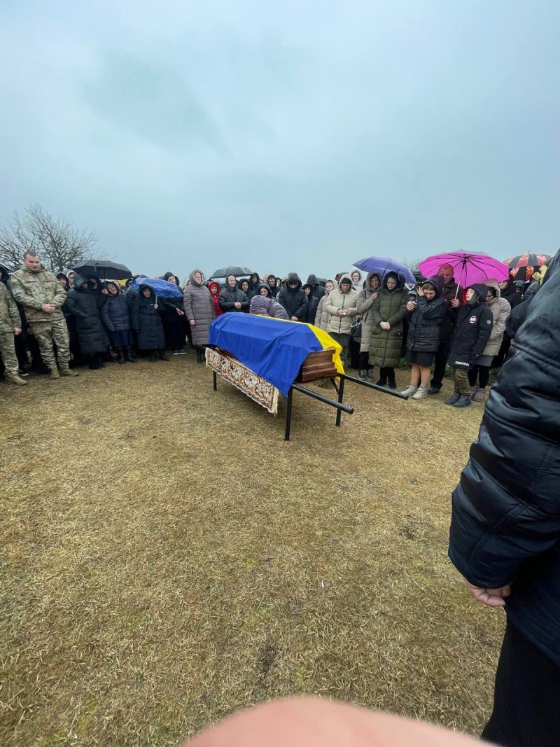 Герой, якого не судилося дочекатися живим: на Волині попрощалися з воїном Валентином Карпіком