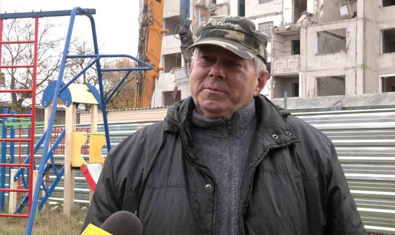 «Вірю, що його відбудують»: спецтехніка розбирає пошкоджений російською ракетою будинок у Луцьку