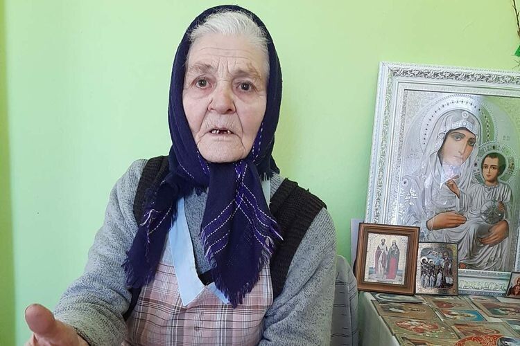 Волинянка у свої 82 роки пече хліб для захисників України