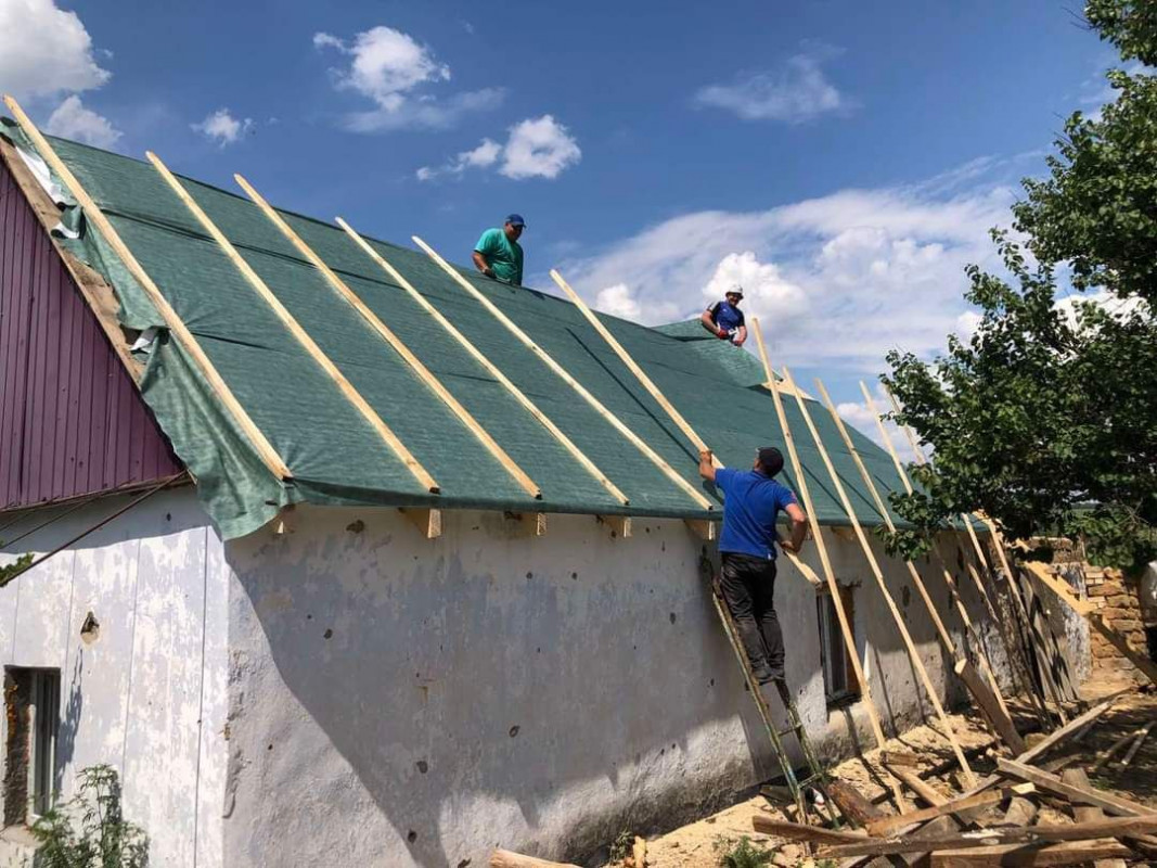 Зводять дахи та допомагають вірити у відновлення: волонтери з Волині розповіли про роботу на Херсонщині