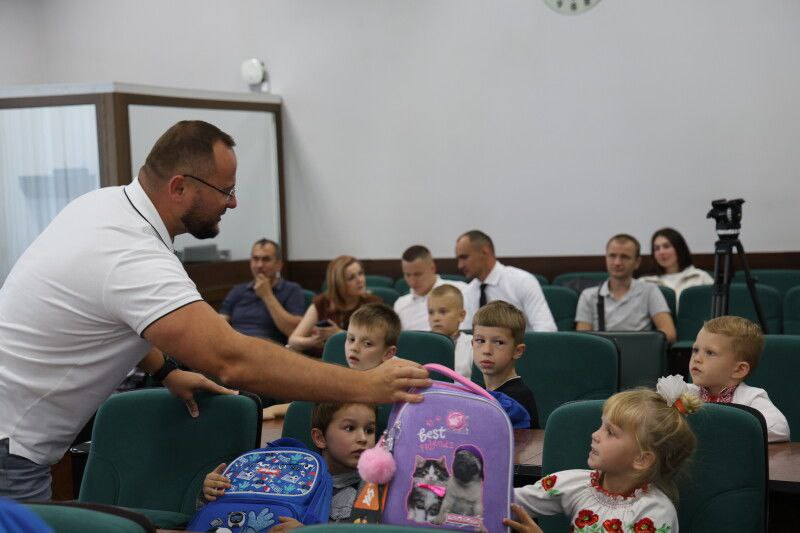 У Луцьку першокласники з пільгових сімей отримали свої перші шкільні портфелі