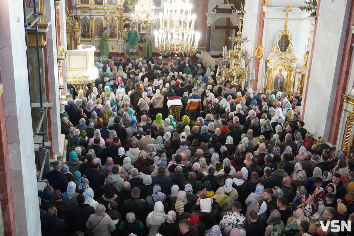 Сотні вірян прийшли освячувати вербу у головний собор Луцька. Фоторепортаж
