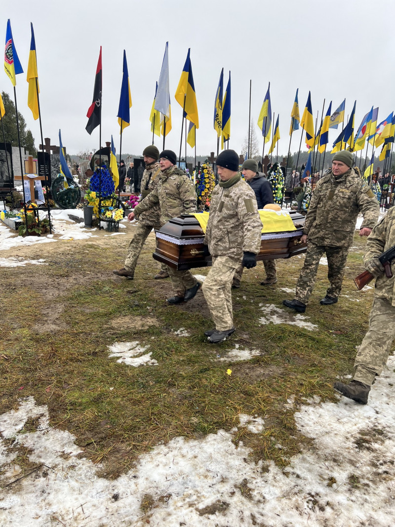 Раніше був вівтарником храму: на Волині всім селом прощалися з Героєм Іваном Осіпчуком. Фото