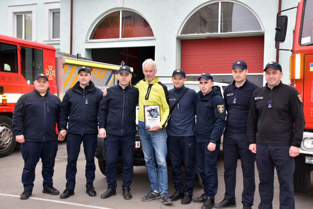 Зі Швейцарії до Луцька: пожежник-пенсіонер подарував свій автомобіль волинським колегам