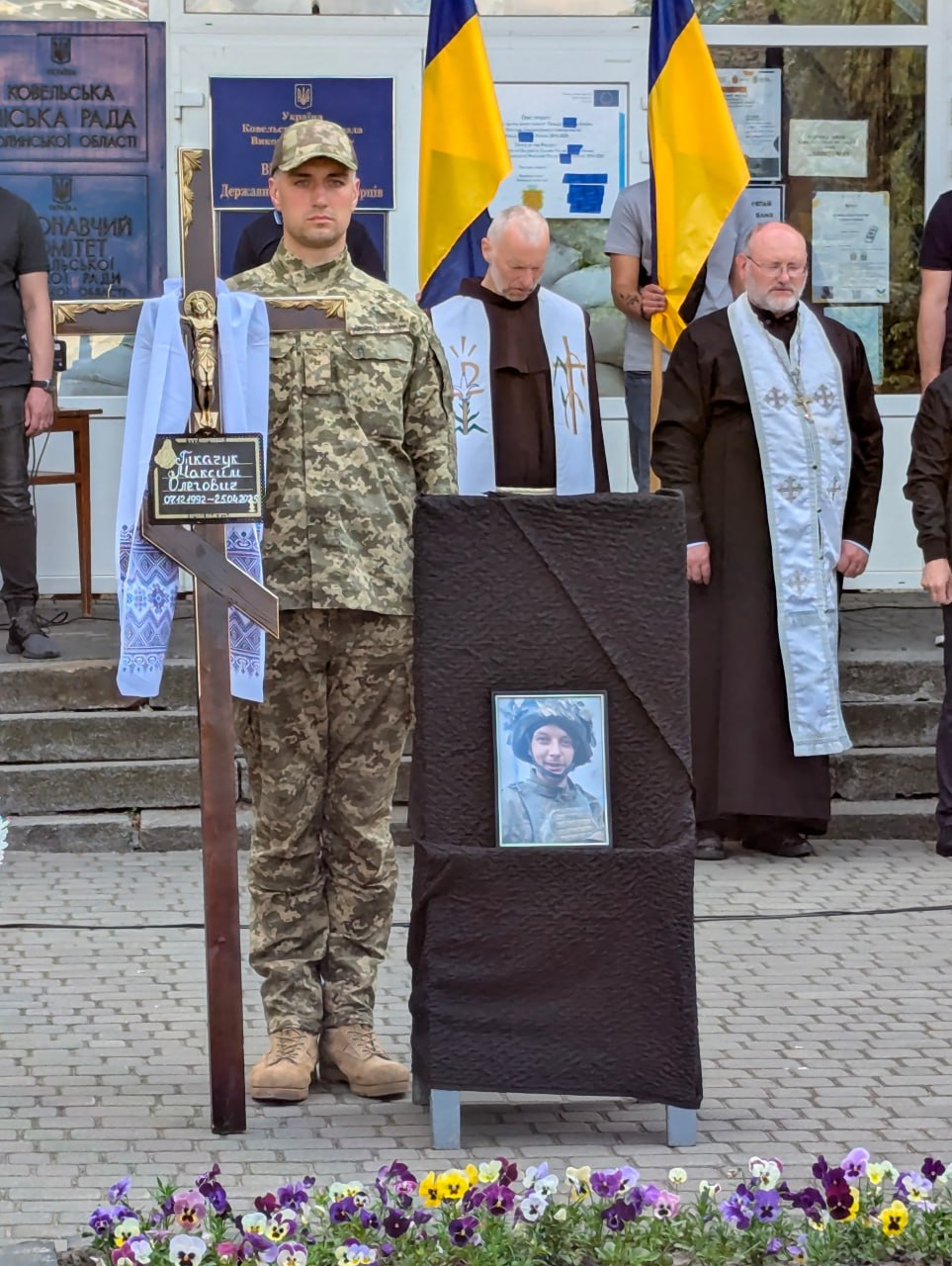 Волиняни попрощалися з 32-річним снайпером Максимом Ткачуком, який загинув на Луганщині
